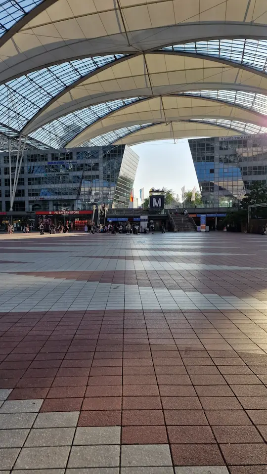 Flughafen München Terminal 2 – Durch den MAC-Bereich zu Terminal 1 gehen