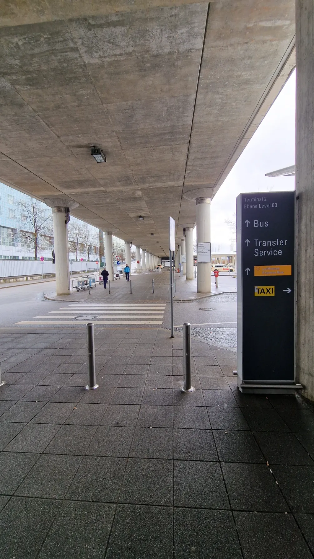Flughafen München Terminal 2 – Durch den MAC-Bereich zu Terminal 1 gehen