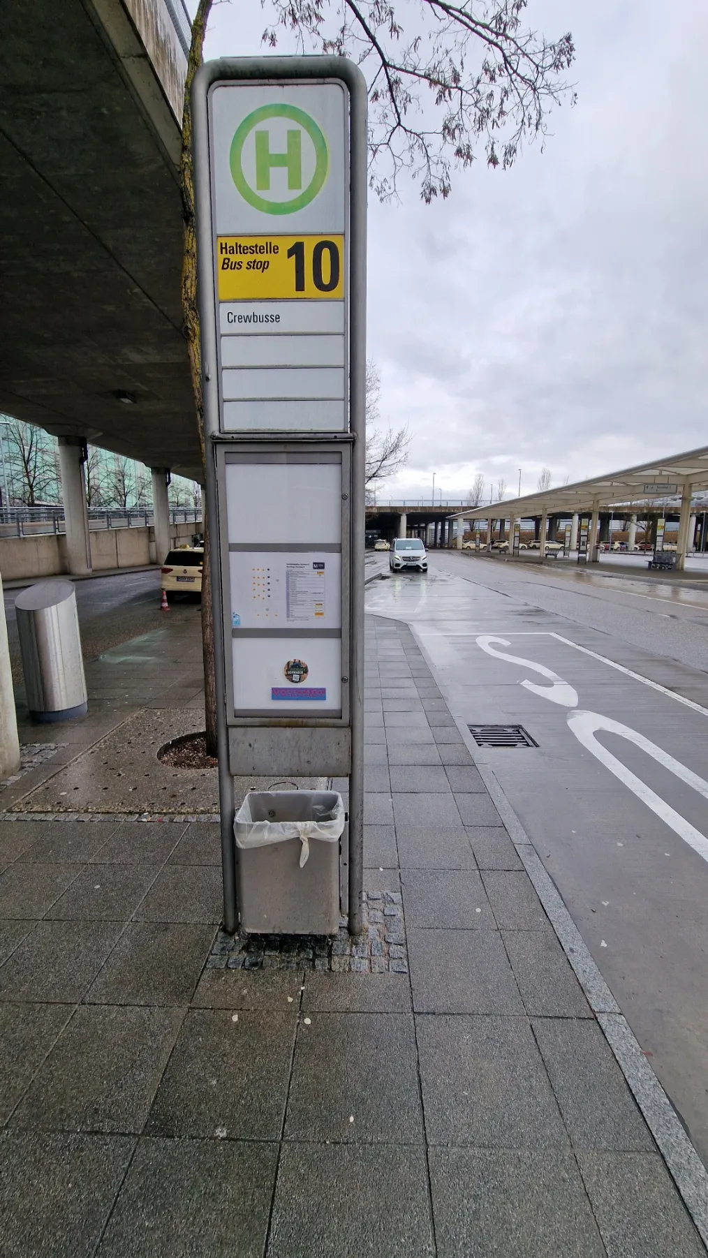 Flughafen München Terminal 2 – Haltestelle 2 Treffpunkt für Abholung